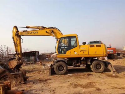 租賃210輪胎式挖掘機，助力室外裝飾裝潢工程——匯租平臺專業服務